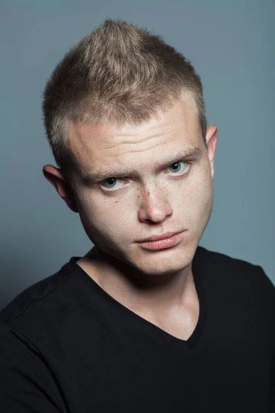 Close Retrato Jovem Com Cabelo Loiro Curto Sardas Rosto Vestindo — Fotografia de Stock