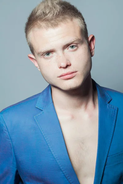 Koncept Mužské Krásy Portrét Mladého Muže Perfektní Účes Nosí Modré — Stock fotografie