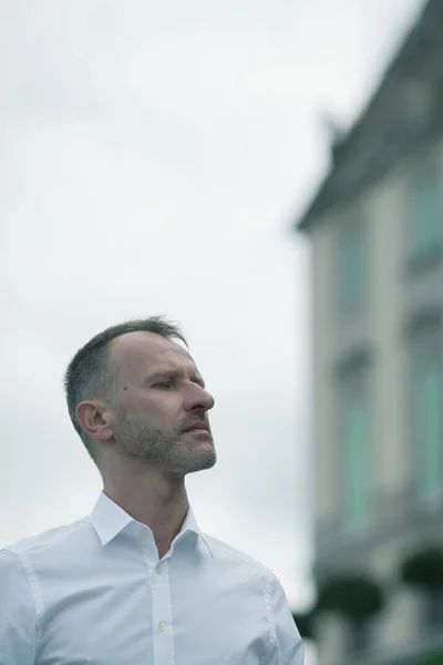 Fabuleux Tout Âge Portrait Homme Ans Debout Près Palais Européen — Photo