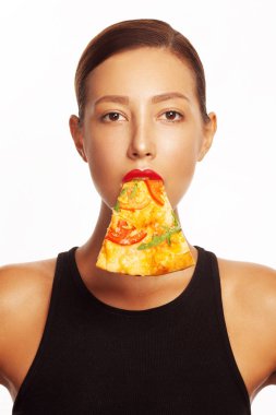 Sağlıklı beslenme, gıda kavramı. Sanat konusunda hava atan pizza ile şık genç kadın portresi