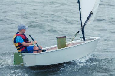 Kötü havalarda Regatta yelken cesur çocuk. Açık atış