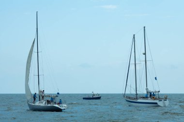 Cesur erkekler regatta yelken takımı. Bulutlu hava. Açık atış