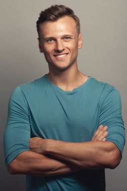 Erkek güzellik, çocuk kapı kavramı. 30-yıl-yaşlı adam gülümseyen portresi