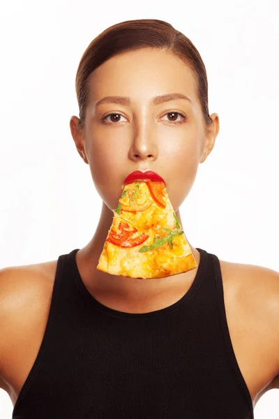 健康的な食事、食品のコンセプト。ピザとファッショナブルな若い女性の芸術家気取りの肖像 — ストック写真