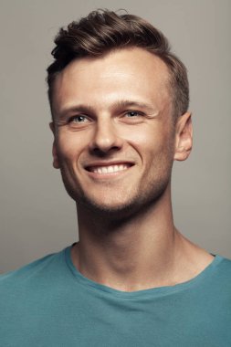 Erkek güzellik, çocuk kapı kavramı. 30-yıl-yaşlı adam gülümseyen portresi