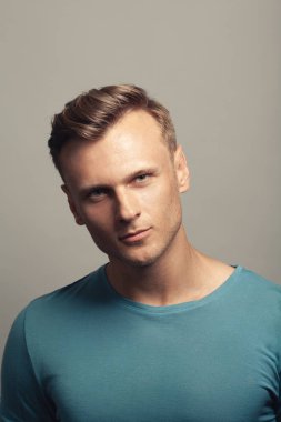 Erkek güzellik, çocuk kapı kavramı. 30-yıl-yaşlı adam gülümseyen portresi