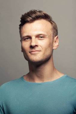 Her yaşta çok iyi. Gurur 30-yıl-yaşlı adam gülümseyen portresi