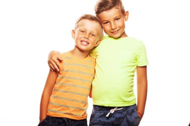 Annemin sevinç konsepti. İki komik kardeşler poz