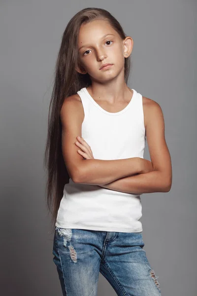 Kleines Nachwuchskonzept. Porträt eines jungen Mädchens in Sommerkleidung — Stockfoto