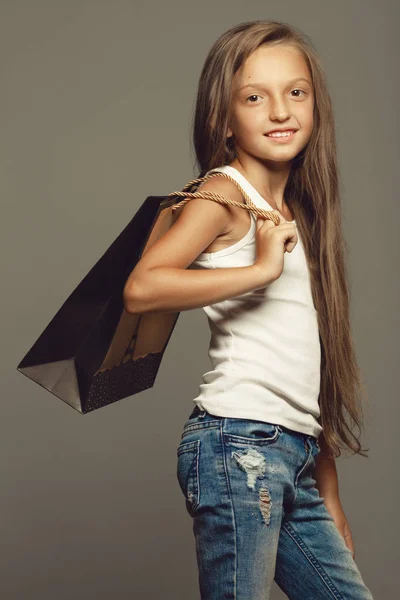 Molto giovane shopaholic, grande concetto di sconti. Ritratto di una ragazza sorridente — Foto Stock
