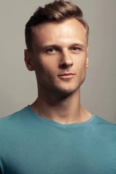 Beleza masculina, conceito de rapaz da porta ao lado. Retrato de homem sorridente de 30 anos — Fotografia de Stock