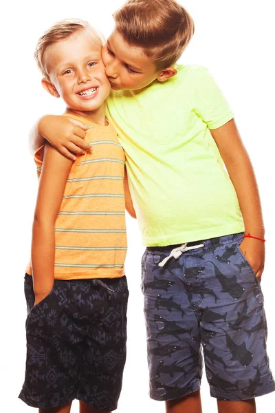 O conceito de alegria da mãe. Retrato de dois irmãos engraçados irmãos — Fotografia de Stock