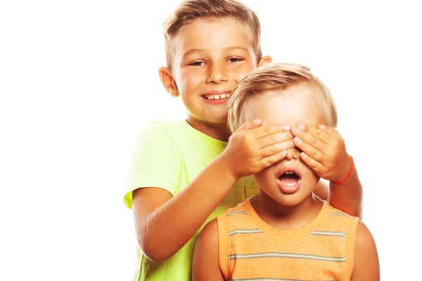 Adivina quién, no ves ningún concepto maligno. Dos hermanos divertidos hermanos jugando — Foto de Stock