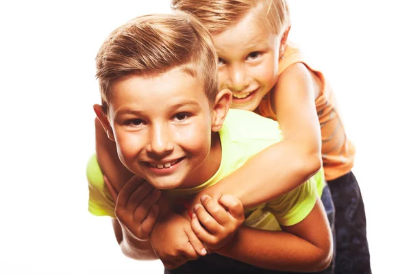 Mutterfreuden-Konzept. zwei lustige Geschwister Brüder posieren — Stockfoto