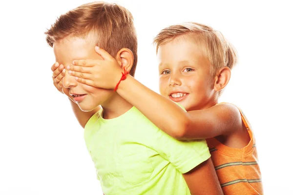 Adivina quién, no ves ningún concepto maligno. Dos hermanos divertidos hermanos jugando — Foto de Stock