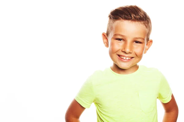 O conceito de alegria da mãe. Retrato de sorrindo menino bonito em verde brilhante t-shirt — Fotografia de Stock