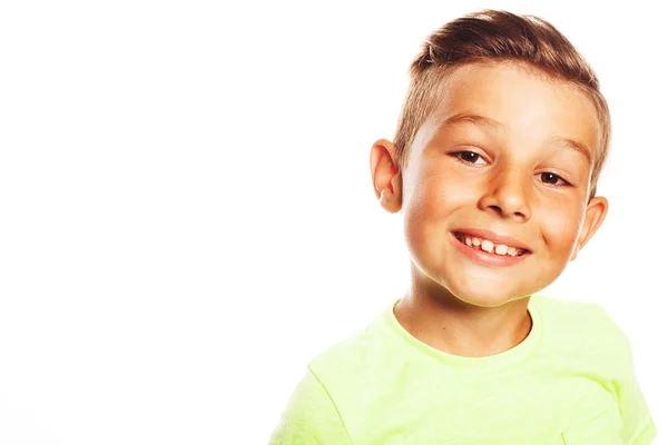 Mammas glädje koncept. Porträtt av leende söt liten pojke i ljusa grön t-shirt — Stockfoto