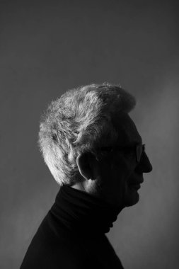 Her yaş kavramı eski, yakışıklı ve seksi asla. Portre 