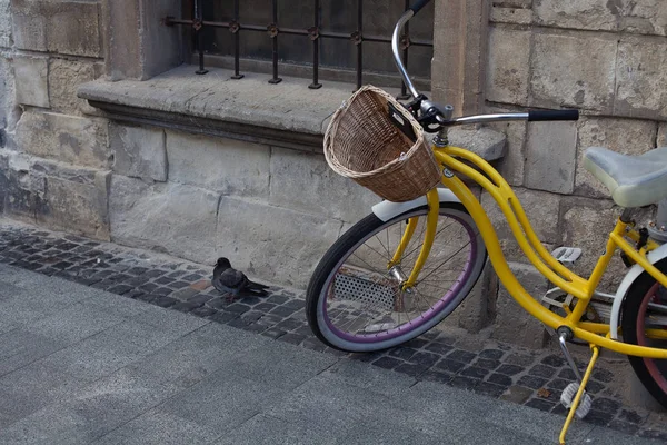 Urban environment, ecological transportation concept. Yellow bic — Stock Photo, Image