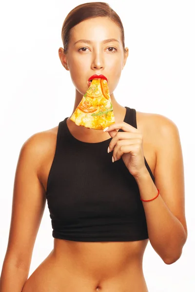 Модная гламурная женщина роковая, брюнетка ест традиционную итальянскую пиццу — стоковое фото