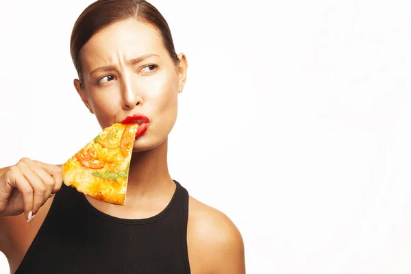 食物诱惑的概念。时尚女性致命吃传统的意大利比萨饼 — 图库照片