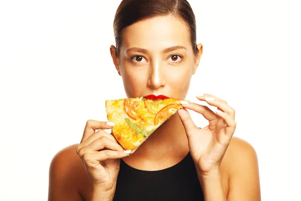 Moda glamoroso femme fatal, morena comer tradicional italiano pizza —  Fotos de Stock