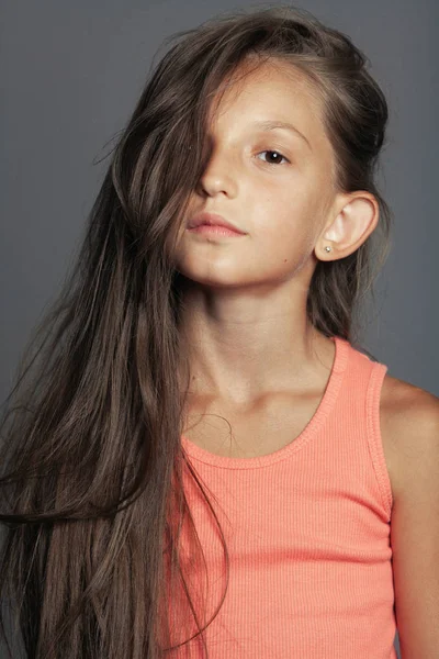 Um pequeno conceito de beleza. Retrato de menina com cabelo longo e saudável — Fotografia de Stock