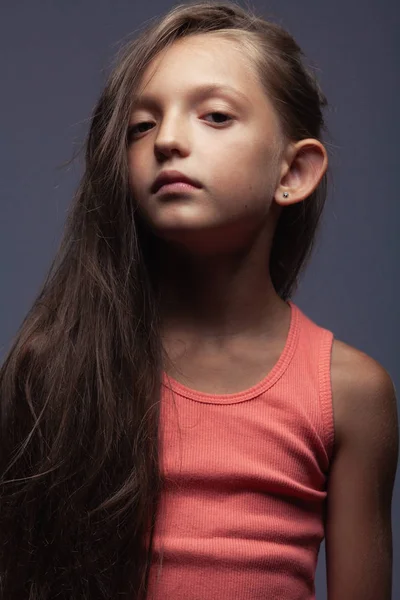 Wenig Schönheitskonzept. Porträt eines jungen Mädchens mit langen Haaren — Stockfoto