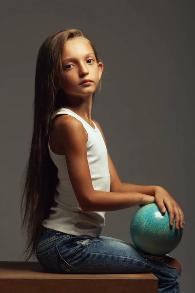 Um pequeno conceito de beleza. Retrato artístico de menina vestindo roupas de verão — Fotografia de Stock