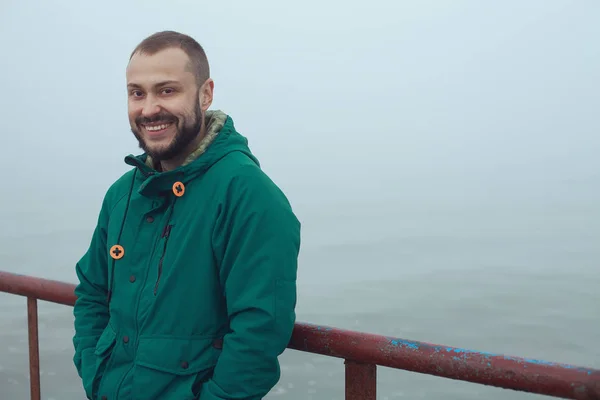 Na podzim, zimní oblečení sezóna koncept. Portrét pohledný vousatý muž — Stock fotografie