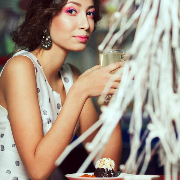 Concepto de celebración de vacaciones de invierno. Retrato de muñeca como morena — Foto de Stock