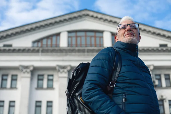 Concepto de jubilación activa. Retrato del guapo hombre de pelo plateado — Foto de Stock