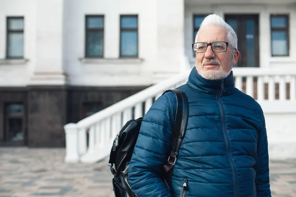 Pojem aktivní odpočinek. Portrét pohledný stříbrné vlasy-muž — Stock fotografie