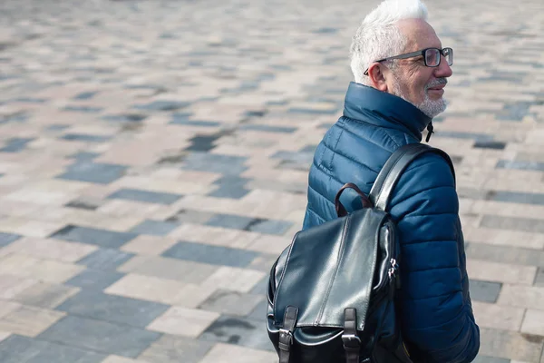 Actieve pensioen concept. Portret van knappe zilveren haren man — Stockfoto