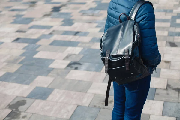 Conceito de moda masculina. Homem de jeans azul, casaco de bombista, mochila preta — Fotografia de Stock