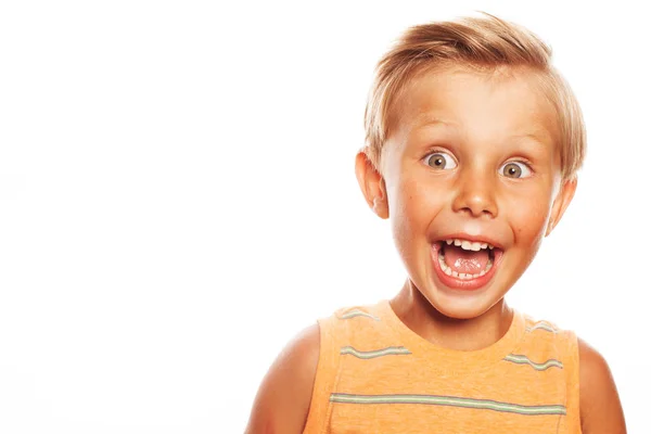 Close up de menino bonito com cabelo loiro gritando em voz alta — Fotografia de Stock
