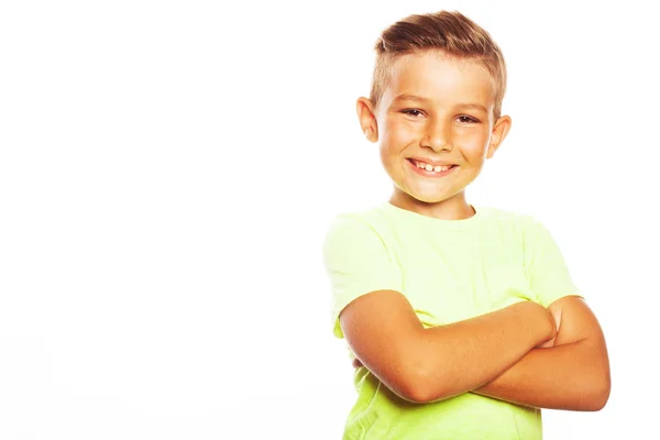 Mammas glädje koncept. Porträtt av söt liten pojke i ljusa grön T-shirt — Stockfoto