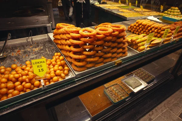 Tradiční zákusky obchod v Istanbulu v Turecku. Smažené koblihy — Stock fotografie