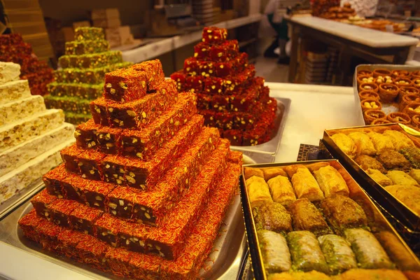 Montones de tiendas turcas en Estambul, Turquía. Alimentos tradicionales —  Fotos de Stock