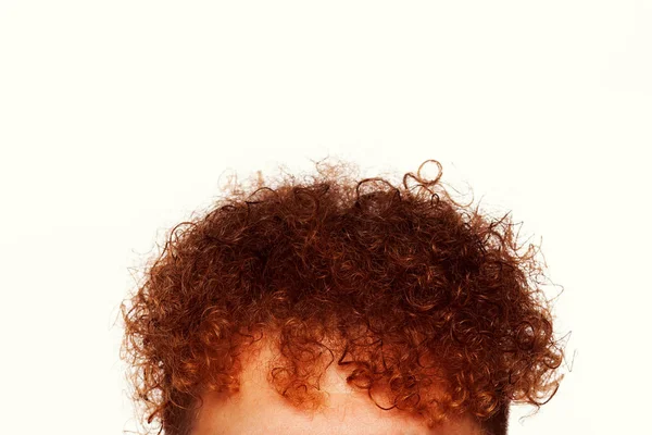 Vertex de jovem com cabelo vermelho posando sobre fundo branco . — Fotografia de Stock