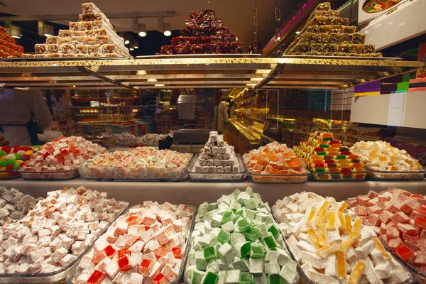 Bunch of colorful turkish delight arrangement plates in Istanbul — Stock Photo, Image