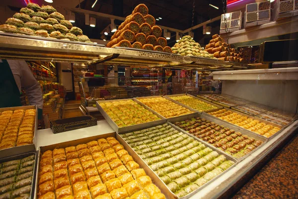 Baklavu obchod v Istanbulu v Turecku. Tradiční sladké dezerty — Stock fotografie