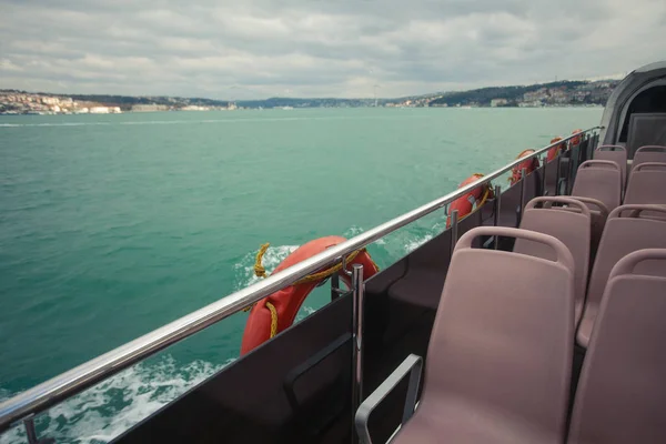 Auf der ganzen Welt Konzept. Kreuzfahrtschiff fährt über Bosporus-Meerenge — Stockfoto