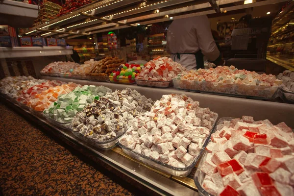 Bunch of colorful turkish delight arrangement plates in Istanbul — Stock Photo, Image