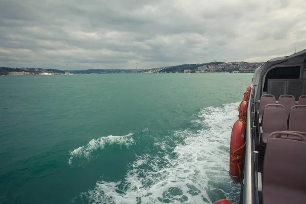 Auf der ganzen Welt Konzept. Kreuzfahrtschiff fährt über Bosporus-Meerenge — Stockfoto