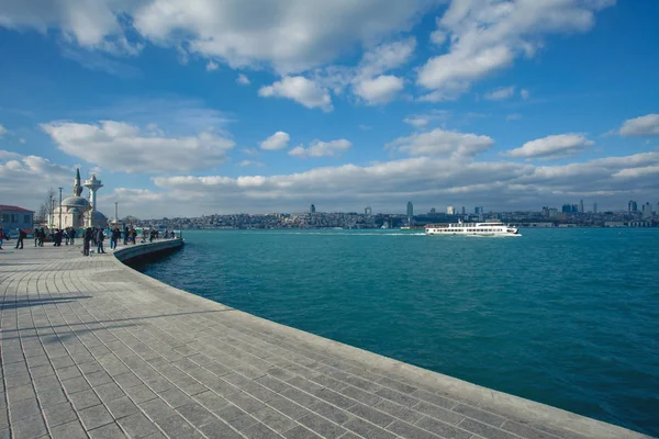 Le concept autour du monde. Bateau de croisière traversant le détroit du Bosphore — Photo