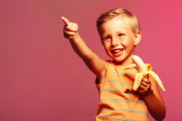 素食主义者男孩, 甜食的概念。微笑的孩子 wi 滑稽的画像 — 图库照片