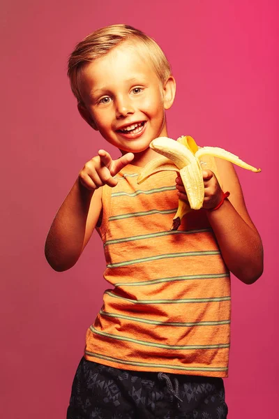 Garçon végétalien, concept de dent sucrée. Drôle de portrait d'enfant souriant wi — Photo