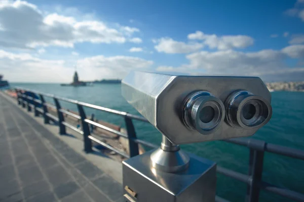 Concepto de viaje. Moneda turística binocular en muelle para paseo marítimo —  Fotos de Stock
