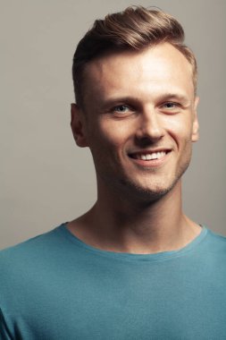 Her yaşta harika. 30 yaşındaki yakışıklı adamın poz portresi